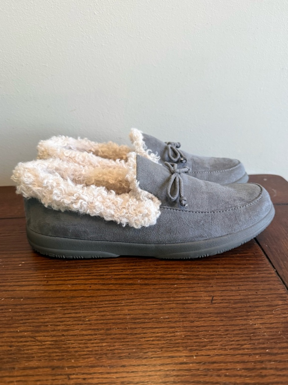 Vionic Claribel Cozy Gray Suede Slip-On Slippers‎ with Cream Faux Shearling